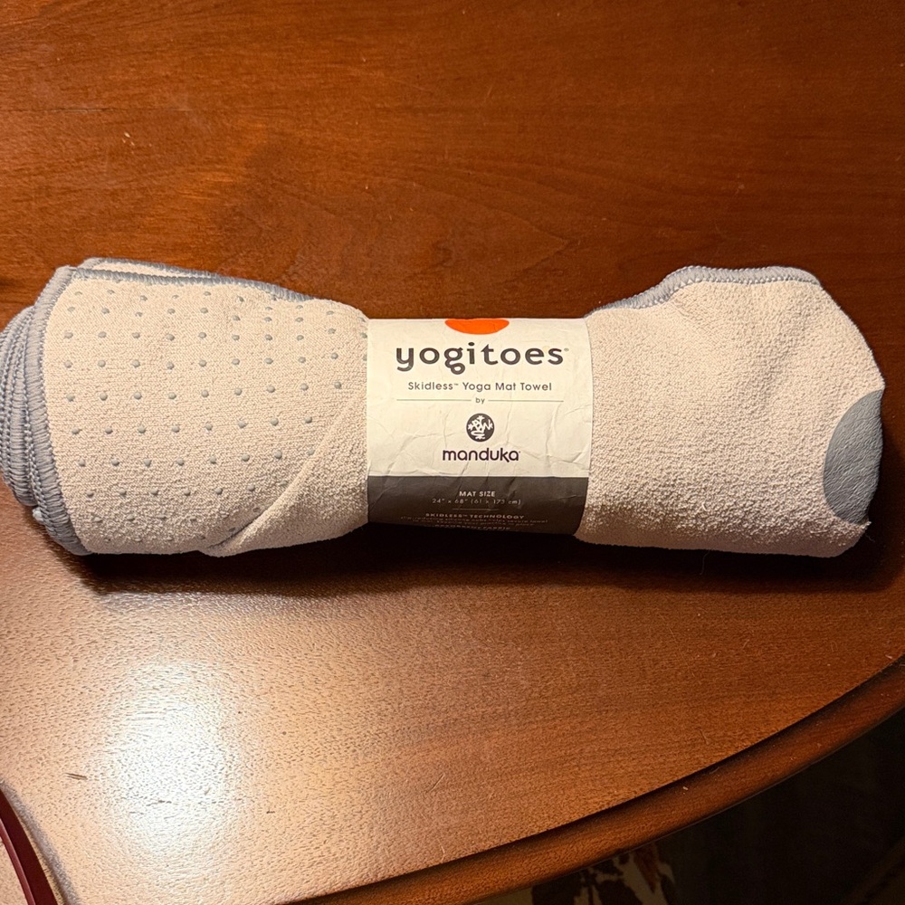 manduka Yogitoes Skidless Yoga Mat Towel — Light Gray